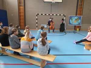 Alexandre Vay zeigt den SchülerInnen sein Cello Alexandre Vay zeigt den SchülerInnen sein Cello