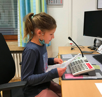 Ein Mädchen spricht die Neuigkeiten in ein Mikrofon Ein Mädchen spricht die Neuigkeiten in ein Mikrofon