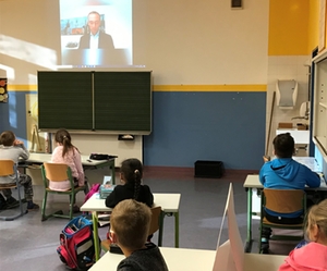 Bürgermeister Robert Pötzsch kam am Bundesweiten Vorlesetag per Video in die Klassenzimmer der Grundschule an der Beethovenstraße Bürgermeister Robert Pötzsch kam am Bundesweiten Vorlesetag per Video in die Klassenzimmer der Grundschule an der Beethovenstraße
