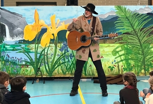 Toni Tanner begeisterte die Kinder mit seinen Liedern und seinem Mitmach-Theater. Toni Tanner begeisterte die Kinder mit seinen Liedern und seinem Mitmach-Theater.
