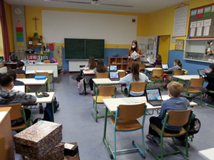 Grundschüler nutzen die Schultablets Grundschüler nutzen die Schultablets