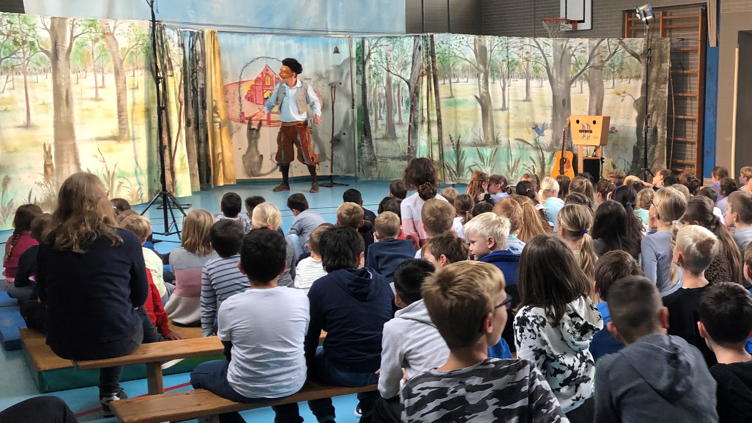 Schüler sehen sich das Theater Maskara an