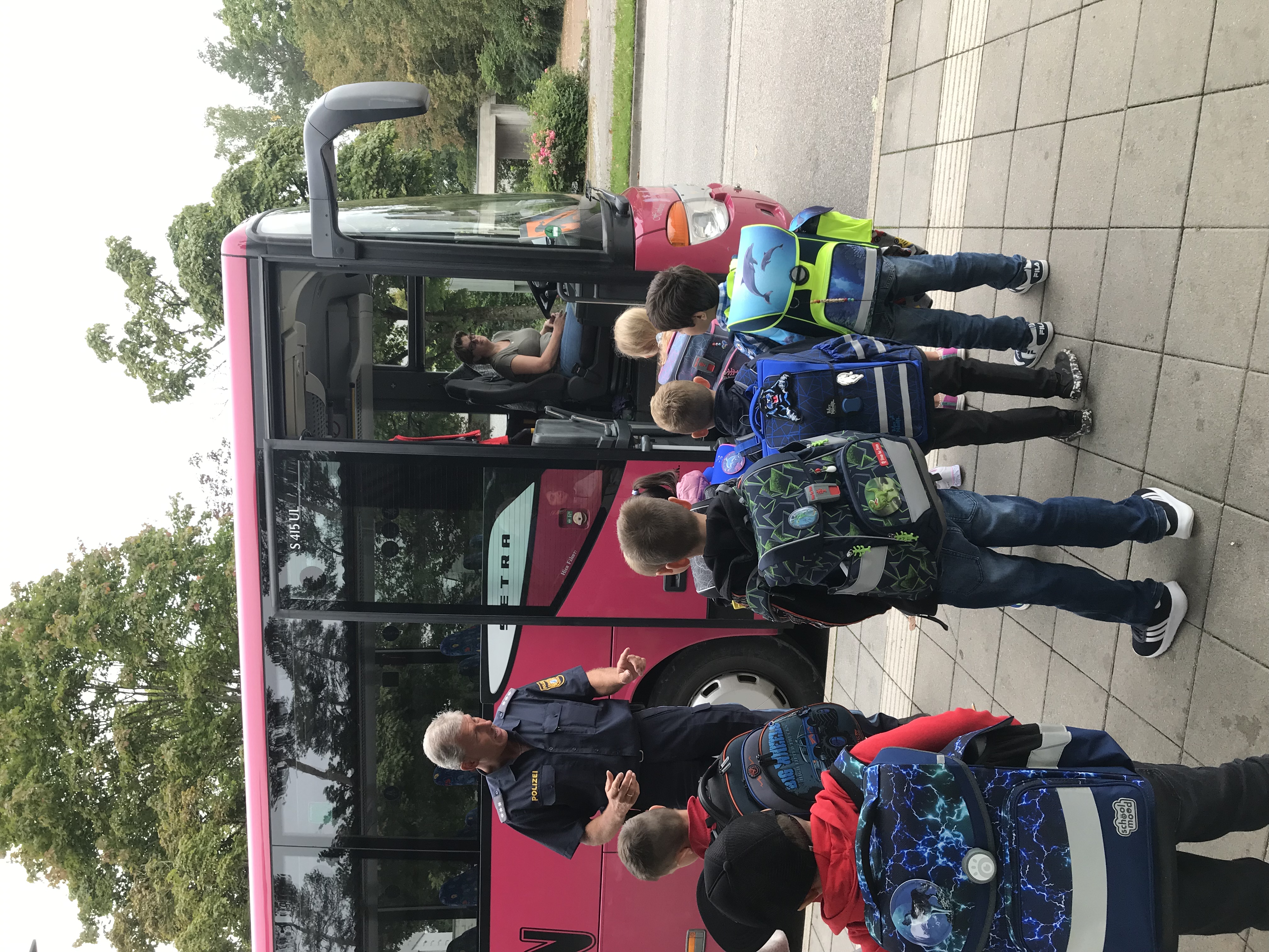 Aktionstag sicher Busfahren: Kinder stehen vor einem Bus Aktionstag sicher Busfahren: Kinder stehen vor einem Bus