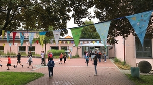 Die Wimpelkette über dem Schulhof Die Wimpelkette über dem Schulhof