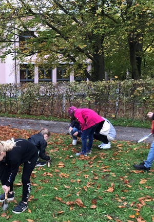 Schüler pflanzen Blumen beim Waldkraiburg blüht auf